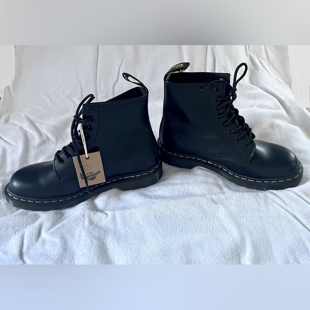 Brand New! Never worn Dr.Martens 1460 womens smooth leather lace up boots!